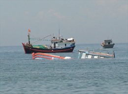 Tàu cá nổ, chìm trên biển, 2 ngư dân mất tích